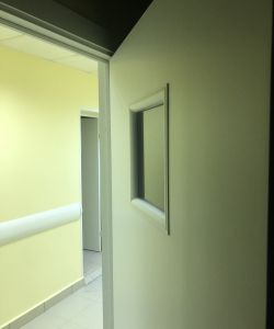 Медицинская композитная дверь Aquadoor в белом цвете с остеклением 300х300