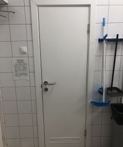 Пластиковая белая дверь Aquadoor с вентиляционной решеткой