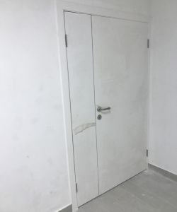Пластиковая дверь КАПЕЛЬ двухстворчатая в белом цвете с наличником и ручкой из нержавеющей стали 038