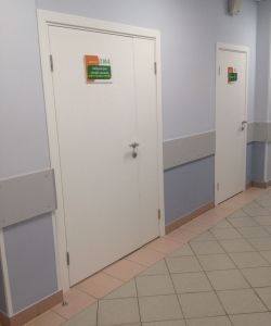 Пластиковая медицинская дверь ПВХ в белом цвете