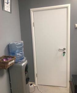 Пластиковая медицинская дверь Aquadoor в белом цвете с ручкой из нержавеющей стали