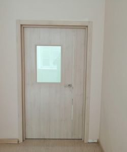 Одностворчатая остекленная дверь Aquadoor с шириной полотна 1200 мм с молдингом (под полуторную дверь) в цвете скандинавский дуб