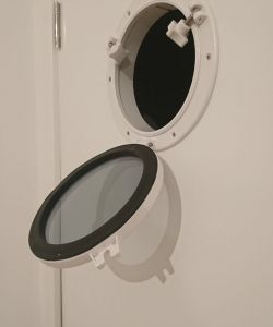 Пластиковая дверь КАПЕЛЬ с открывающимся иллюминатором в белом цвете