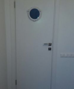 Пластиковая дверь КАПЕЛЬ с открывающимся иллюминатором в белом цвете