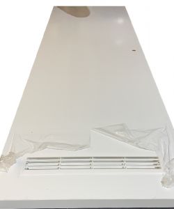 Белая гладкая пластиковая дверь с белой вентиляционной решеткой