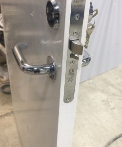 Электромеханическая защелка Abloy EL 580 установленная на пластиковой двери Aquadoor