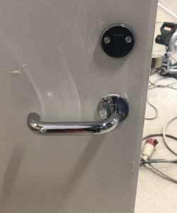 Дверная ручка Abloy установленная на пластиковой двери Aquadoor