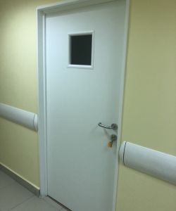 Медицинская композитная дверь Aquadoor в белом цвете с остеклением 300х300