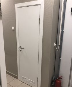 Пластиковая белая дверь Aquadoor с вентиляционной решеткой