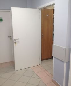 Пластиковая медицинская дверь ПВХ в белом цвете