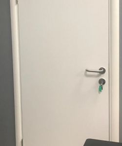 Пластиковая медицинская дверь Aquadoor в белом цвете с ручкой из нержавеющей стали