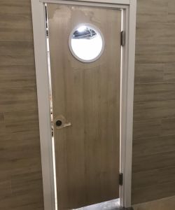 Маятниковые влагостойкие двери Aquadoor с иллюминатором