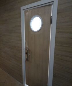 Маятниковые влагостойкие двери Aquadoor с иллюминатором с ручкой скобой из нержавеющей стали
