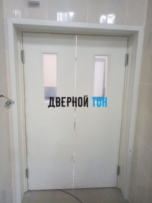 Маятниковая гладкая композитная белая дверь Aquadoor 