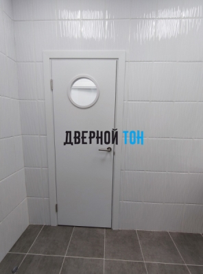 Пластиковая гладкая белая дверь Aquadoor с иллюминатором