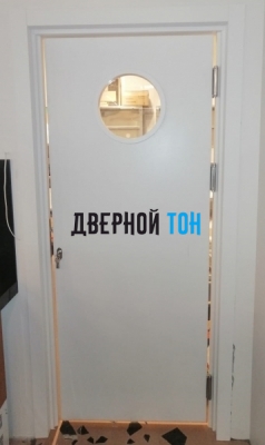 Пластиковая гладкая белая дверь Aquadoor с иллюминатором