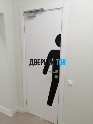 Гладкая пластиковая одностворчатая дверь POSEIDON белая с наклейкой для туалетов MAN