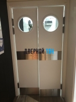 Пластиковая гладкая белая дверь Aquadoor с иллюминатором