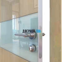 Гладкая дверь модель ДГ 501 глянец с алюминиевым торцом анегри светлый стекло белое