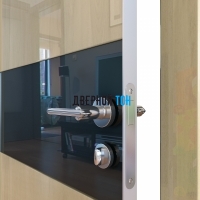 Гладкая дверь модель ДГ 501 глянец с алюминиевым торцом анегри светлый стекло черное