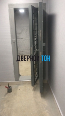 Дверь в комнату хранения оружия (КХО)