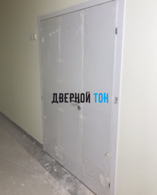 Гладкая окрашенная финская дверь с четвертью полуторная белая