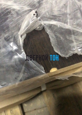 Фотография повреждения на дверном полотне снизу