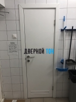 Пластиковая гладкая белая дверь Aquadoor с вентиляционной решеткой