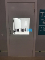 Пластиковая гладкая белая дверь Aquadoor с выпадающим окном