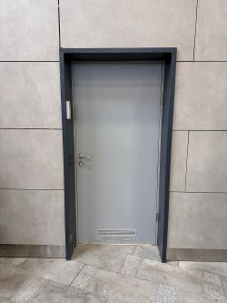 Гладкая пластиковая дверь POSEIDON в сером цвете с вентиляционной решеткой 1