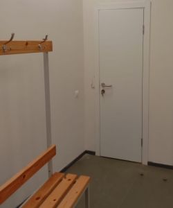 Влагостойкие двери ПВХ Aquadoor в белом цвете с ручкой из нержавеющей стали