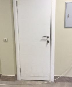 Композитная медицинская дверь в белом цвете с дверной ручкой 26D