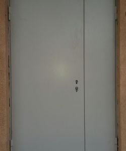 Металлическая полуторная противопожарная дверь Ei 60 в цвете RAL 7035