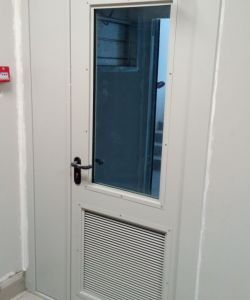 Металлическая полуторная противопожарная дверь Ei 60 в цвете RAL 7035 с противопожарной вентиляционной решеткой 600х600