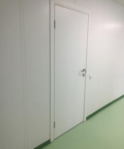 Пластиковая влагостойкая медицинская дверь Aquadoor в белом цвете с ручкой из нержавеющей стали