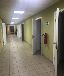 Белая гладкая пластиковая влагостойкая дверь Aquadoor