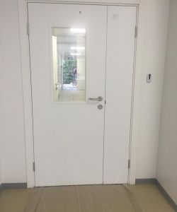 Пластиковая полуторная остекленная влагостойкая медицинская дверь Aquadoor в белом цвете с ручкой из нержавеющей стали