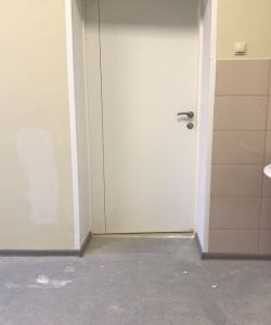 Композитная медицинская дверь в белом цвете с дверной ручкой 26D