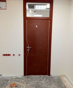 Пластиковая дверь КАПЕЛЬ в итальянском орехе с фрамугой и алюминиевыми торцами