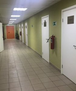 Белая гладкая пластиковая влагостойкая дверь Aquadoor