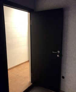 Композитная влагостойкая дверь Aquadoor RAL 9005 для зоны аквапарка