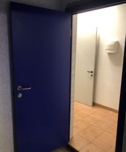 Композитная влагостойкая дверь Aquadoor RAL 5002 для зоны аквапарка