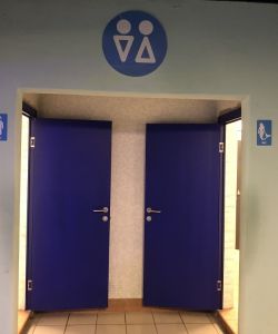 Композитная влагостойкая дверь Aquadoor RAL 5002 для зоны аквапарка