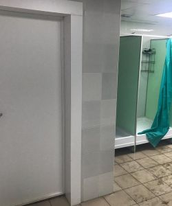 Белая гладкая пластиковая влагостойкая дверь Aquadoor