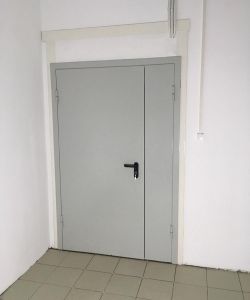 Полуторная металлическая противопожарная дверь EI 60 RAL 7035