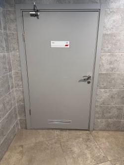 Гладкая пластиковая дверь POSEIDON в сером цвете с вентиляционной решеткой 8