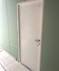 Пластиковая влагостойкая дверь в белом цвете с ручкой из нержавеющей стали 038