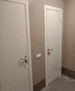 Влагостойкие двери ПВХ Aquadoor в белом цвете с ручкой из нержавеющей стали