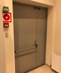 Металлическая двухстворчатая противопожарная дверь Ei60 RAL 9006 с антипаникой