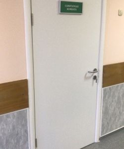 Белая гладкая пластиковая влагостойкая дверь Aquadoor для санитарной комнаты